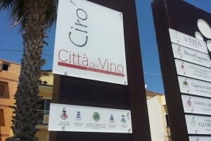 Totem Città del Vino a Cirò Marina (2)