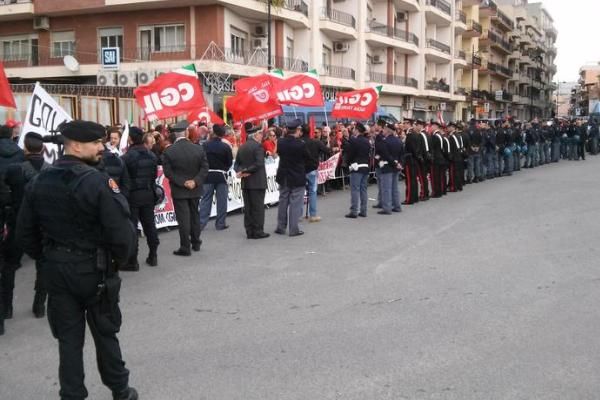 Renzi In Calabria Proteste Dei Lavoratori E Lanci Uova IlCirotano