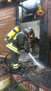 vigili-del-fuoco-incendio-bar-isola2