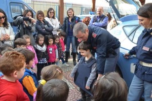 gli-alunni-della-scuola-dellinfanzia-bernabo-di-crotone-in-visita-alla-questura2