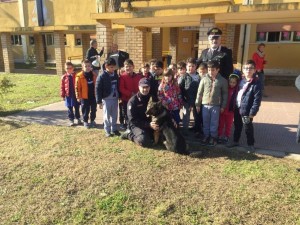 i-carabinieri-cinofoli-incontrano-i-bambini-della-scuola-ferrari-di-ciro-marina1