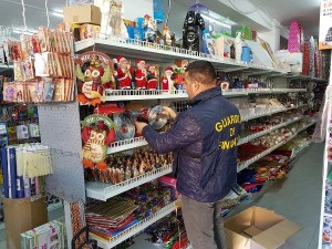 sequestrati-7-milioni-di-luminarie-giocattoli-e-bigiotteria-natalizia1