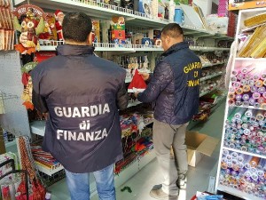 sequestrati-7-milioni-di-luminarie-giocattoli-e-bigiotteria-natalizia2