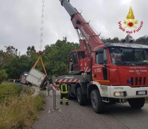 Incidente stradale a Roccabernarda- ribaltato autocarro, intervengono i Vigili del Fuoco