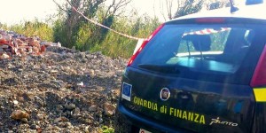 58 tonnellate di rifiuti speciali scaricati in area turistica, una denuncia e sequestro discarica - finanza1