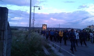 Il popolo crotonese in pellegrinaggio nella notte verso Capocolonna4
