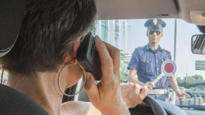Controlli serrati della Polizia sull'uso del telefono durante la guida