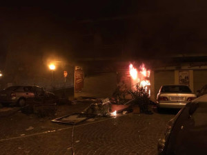 Esplosione nella notte a Crotone, esplode una Pizzeria2