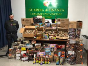 Blitz della Finanza nelle bancarelle a Crotone, Sequestrati 4 quintali di Botti illegali