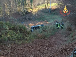 Incidente stradale auto esce fuori strada ribaltandosi, conducente incastrato nelle lamiere (3)