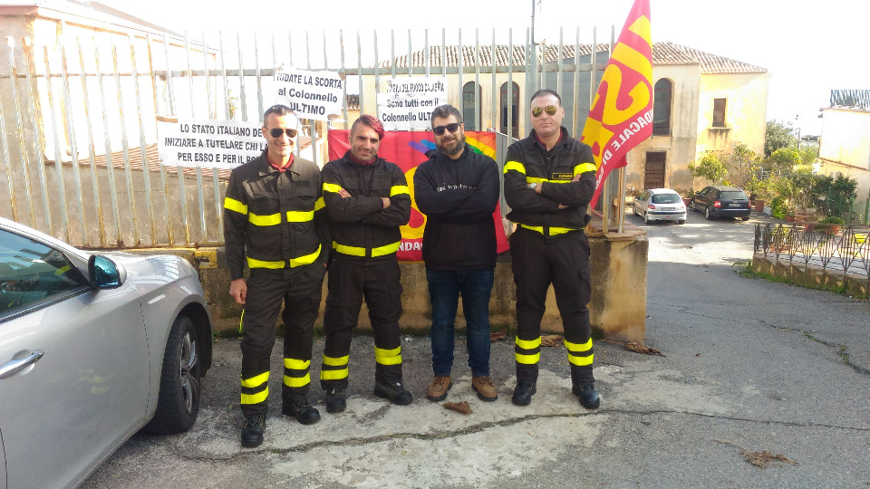 Usb Vigili Del Fuoco In Protesta Sotto La Prefettura Di Crotone Per Il