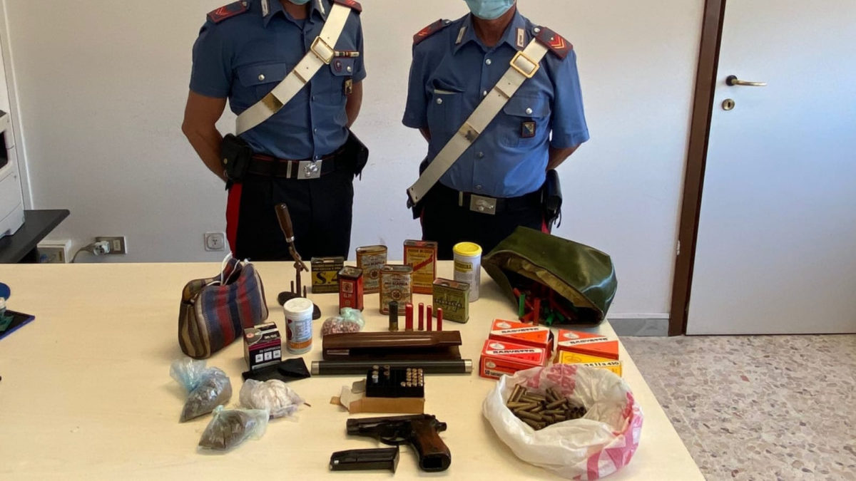 Crucoli Torretta Trovato In Possesso Di Armi E Munizioni Arrestato