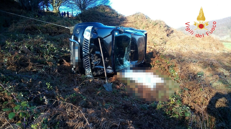 Incidente Stradale: Auto Esce Fuori Strada Ribaltandosi, Conducente ...