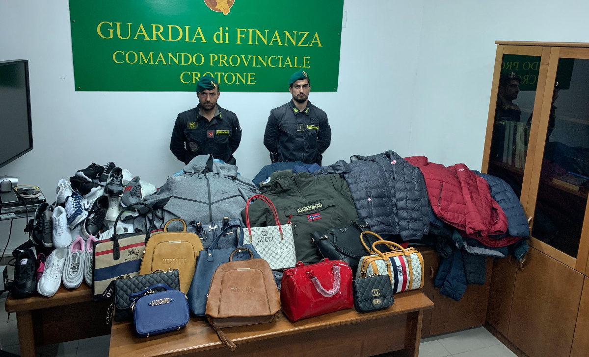 Blitz dei Baschi Verdi della Finanza al mercato di Crotone: sequestrati ...