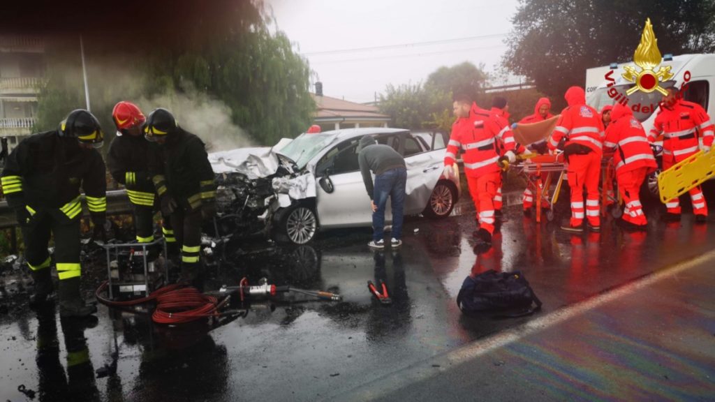 Incidente Stradale Sulla Statale 107: Scontro Frontale Fra Due Auto, 5 ...