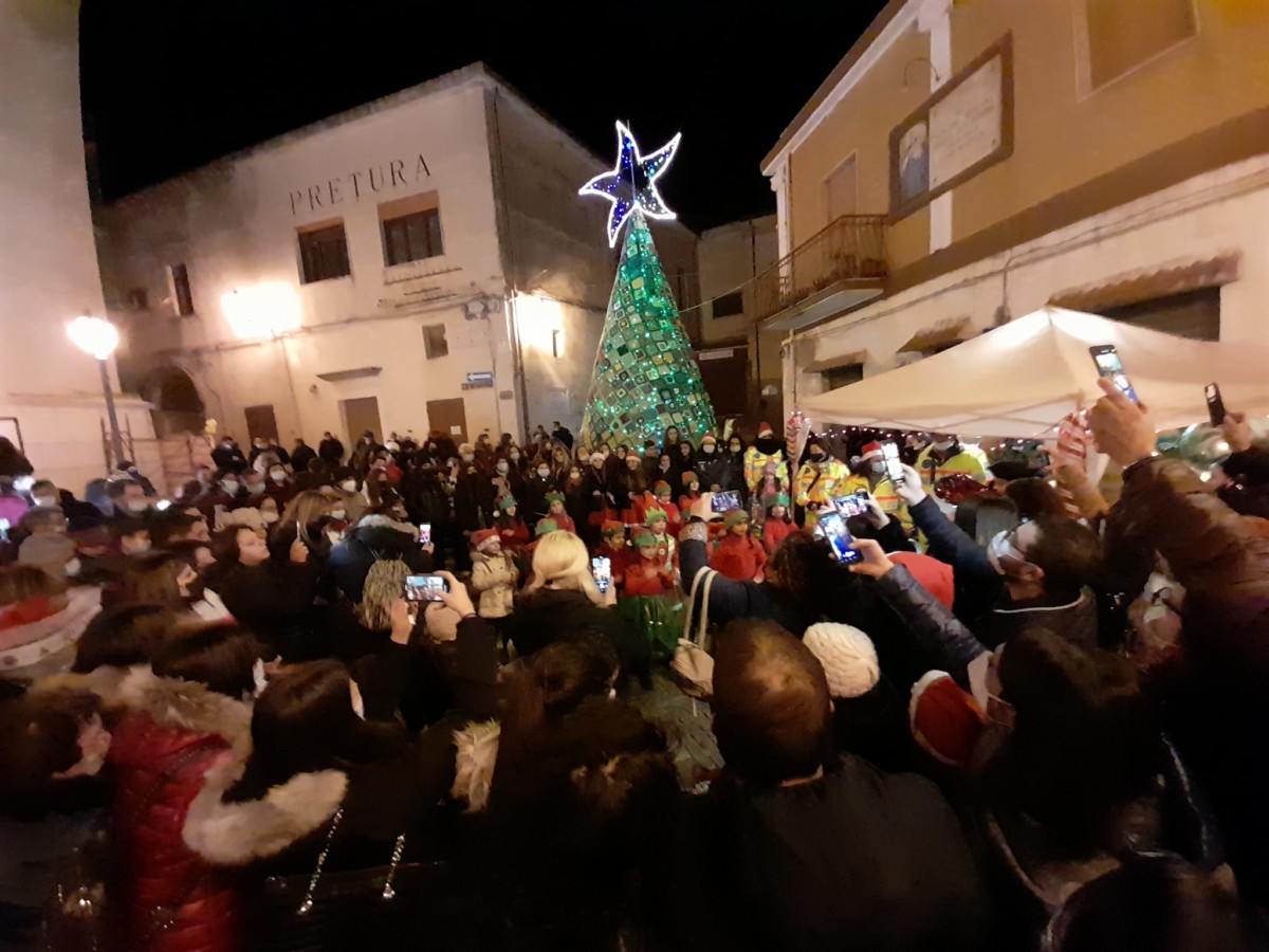 Cir un successo i Mercatini di Natale e l accensione dell albero