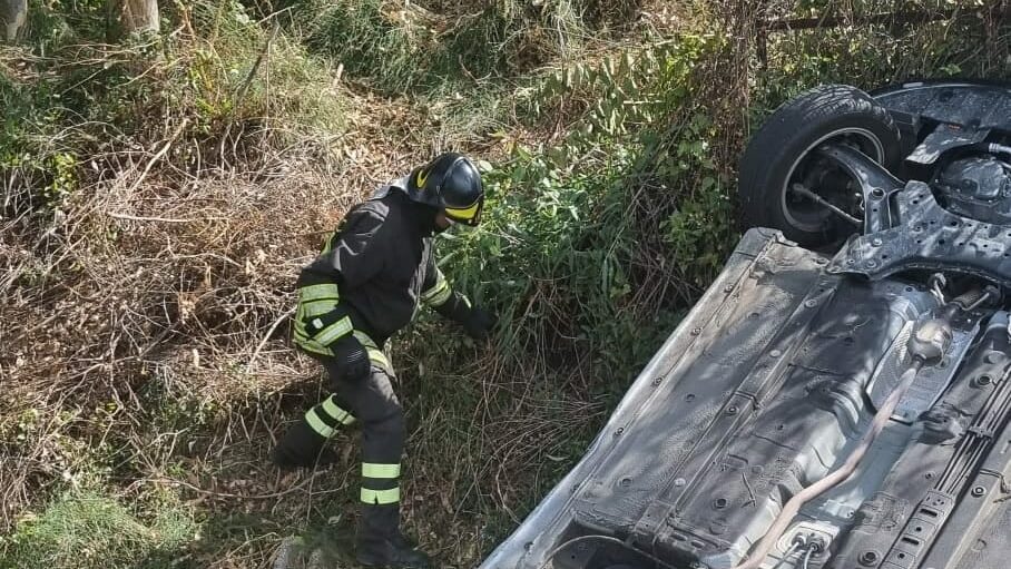 Incidente Stradale Sulla Ss Scontro Fra Due Auto Una Si Ribalta E Finisce Fuori Strada