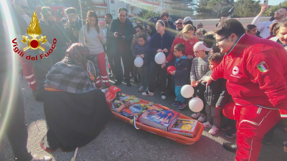 Befana Party, Vigili Del Fuoco Liberi Dal Servizio Accolgono L’invito ...